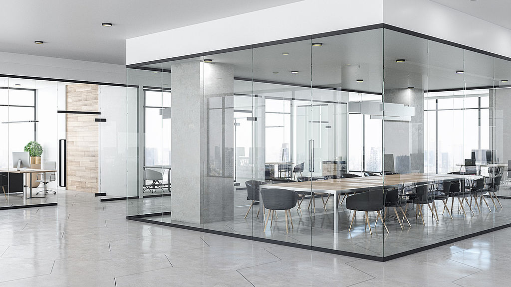 Büroraum in einem Großraumbüro mit Glaswänden