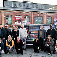 Sponsoren und Vertreter des Chemnitzer Kabaretts mit ihrem neuen Firmenfahrzeug am Seeberplatz