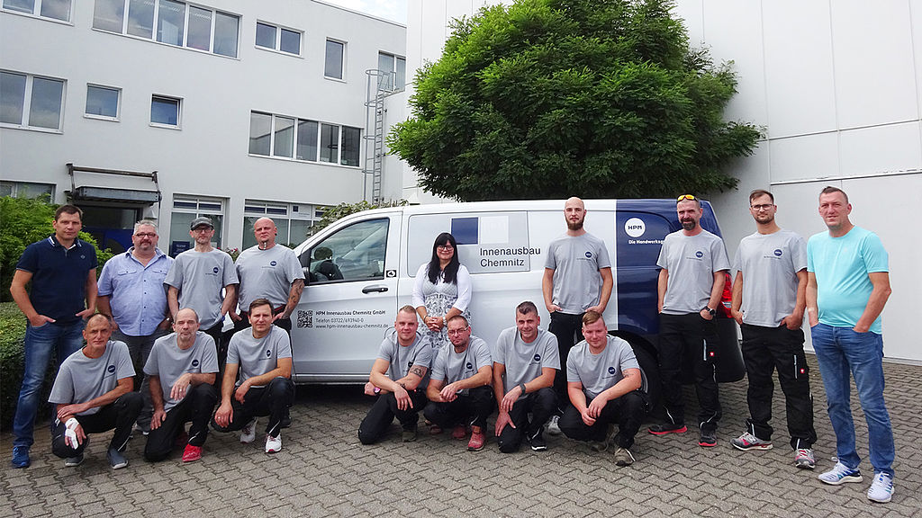 Das Team von HPM Innenausbau Chemnitz vor dem Büro